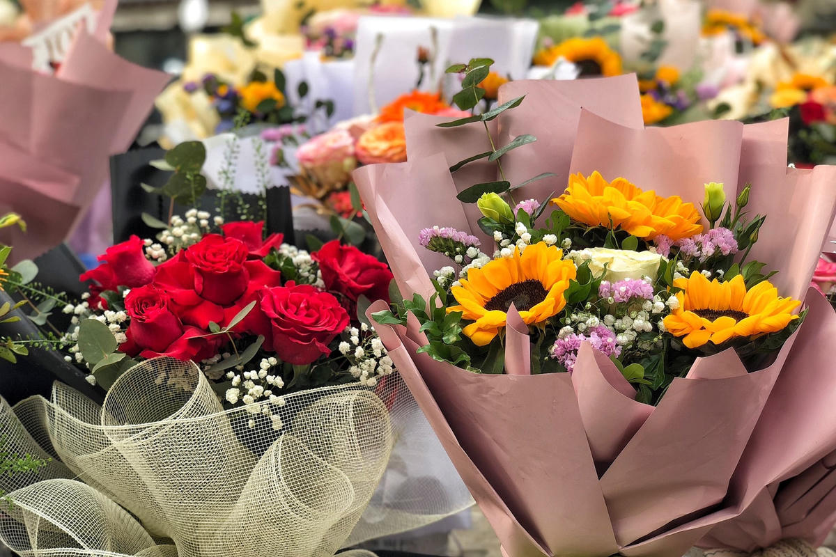 Song ít ai để í, mỗi bó hoa đều được các chủ cửa hàng trang trí bằng nhiều phụ kiện bằng nilon để tăng thẩm mỹ dễ dàng bán cho các khách hàng. Tuy nhiên, chỉ sau vài ngày những bó hoa này bị héo sẽ bị bỏ đi thì những món phụ kiện này sẽ trở thành rác thải nhựa khó phân huỷ.