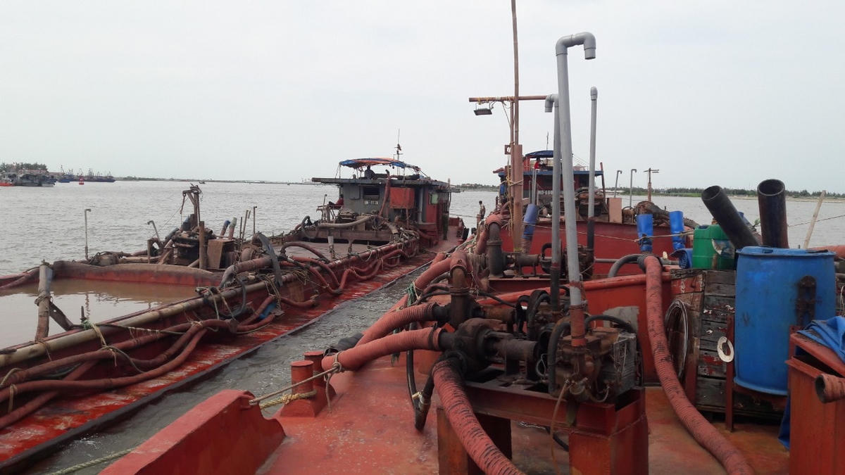 Tại Nam Định, tình trạng khai thác cát trái phép diễn biến rất phức tạp, nhiều vụ việc đã bị các cơ quan chức năng ở địa phương xử lý. Trong hình là tàu khai thác cát trái phép ở ven biển huyện Nghĩa Hưng, bị cơ quan chức năng bắt giữ. 