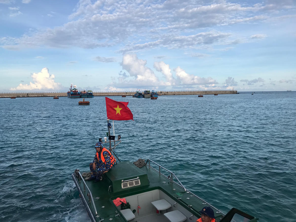 Âu tàu trên đảo Đá Tây A để ngư dân tránh trú khi gặp mưa bão.  