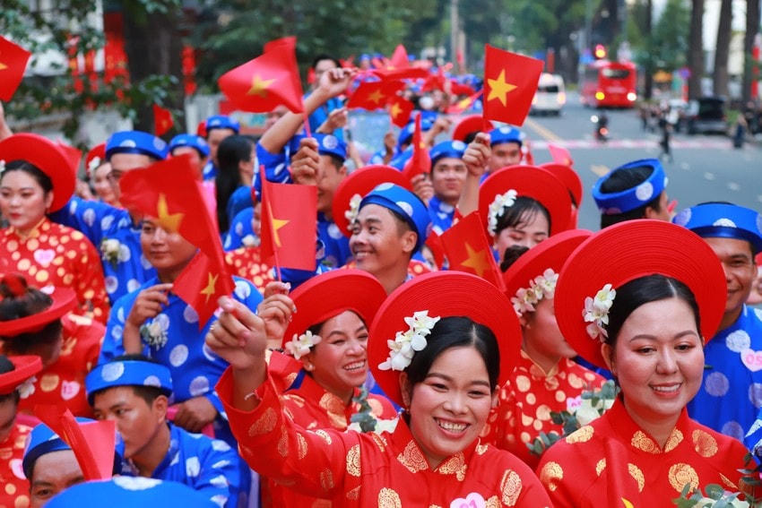 Niềm hạnh phúc rạng ngời của các đôi uyên ương. Ảnh: PLO.