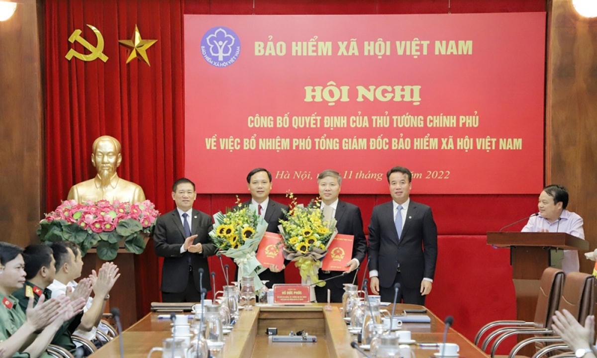 Bộ trưởng Bộ Tài chính Hồ Đức Phớc trao Quyết định và tặng hoa chúc mừng. Ảnh: VOV.