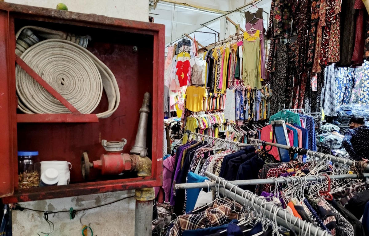 Hộp đựng cuộn vòi chữa cháy, van góc và lăng phun chữa cháy có dấu hiệu hoen ghỉ.