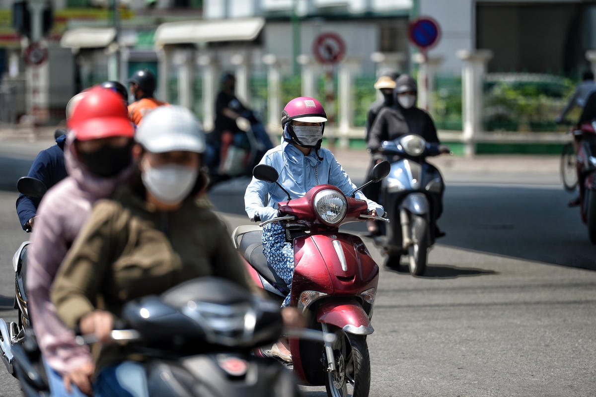 Ai nấy đều tỏ ra khá khó chịu khi phải di chuyển dưới nền nhiệt này. Nhưng do công việc họ buộc phải di chuyển.