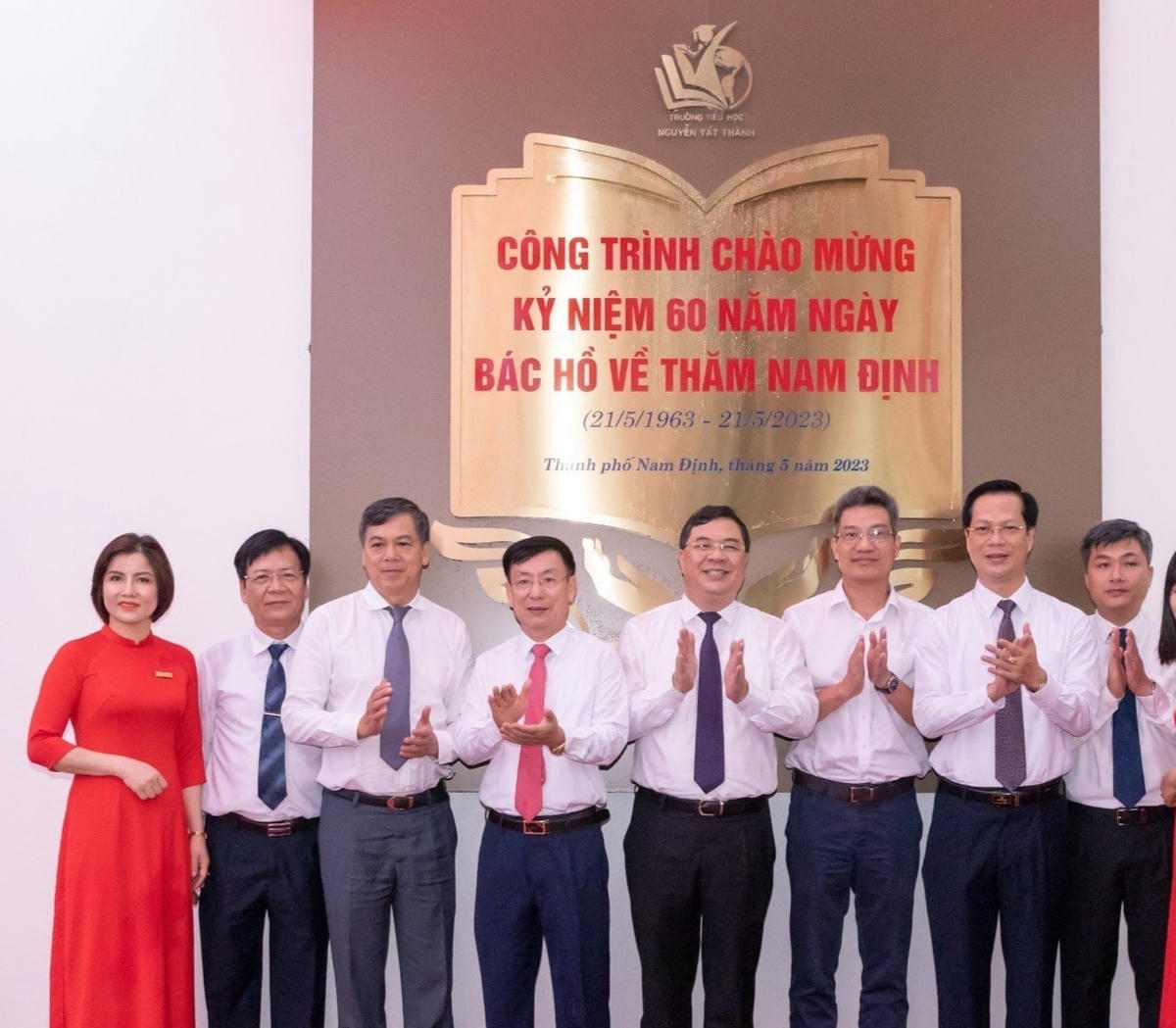 Lãnh đạo tỉnh Nam Định, TP Nam Định thực hiện nghi lễ gắn biển Trường Tiểu học Nguyễn Tất Thành - Công trình chào mừng Kỷ niệm 60 năm Bác Hồ về thăm Nam Định.