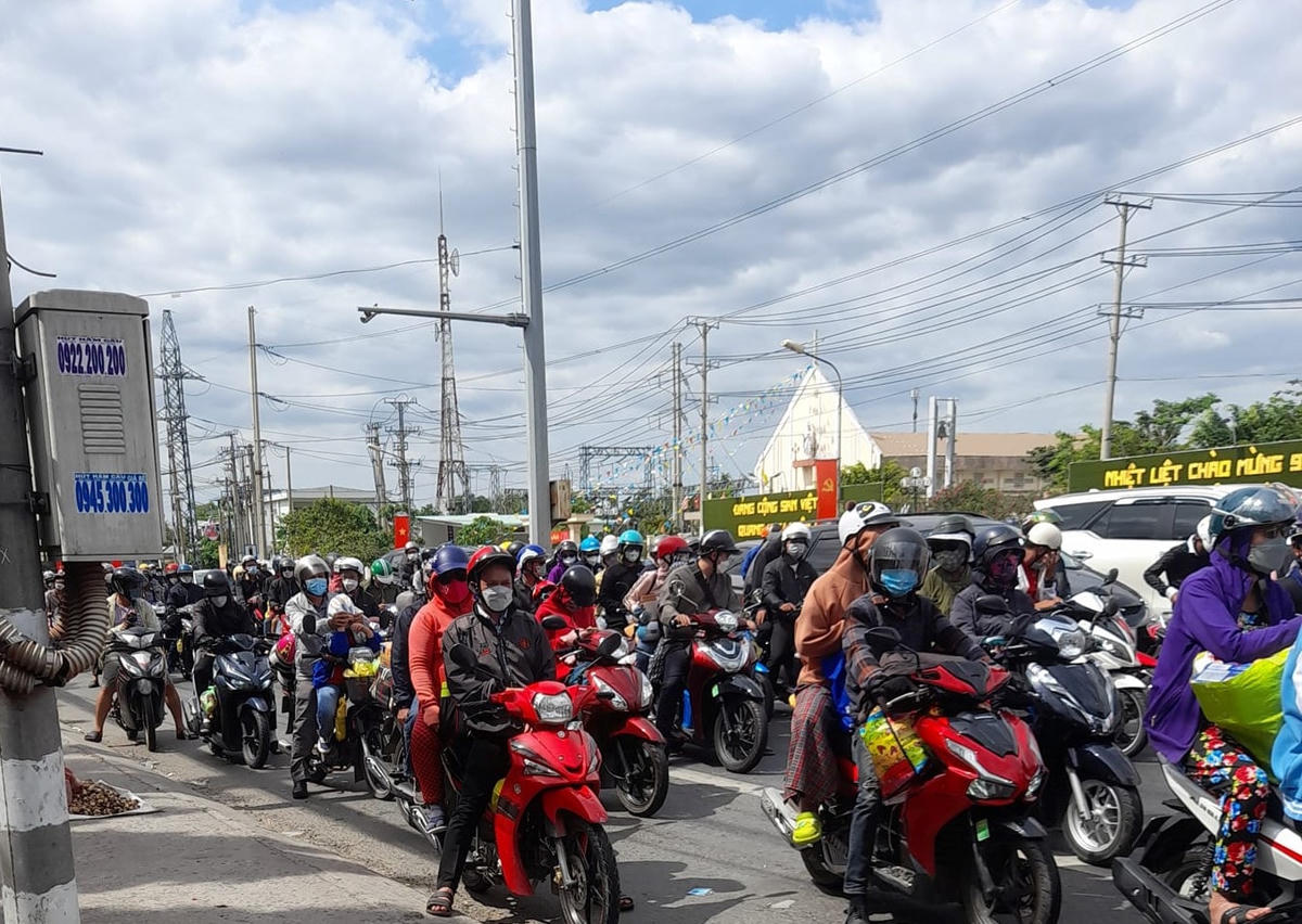 Dòng phương tiện ùn tắc ở quốc lộ 1A tại khu vực thị trấn Bến Lức hướng đi TPHCM.