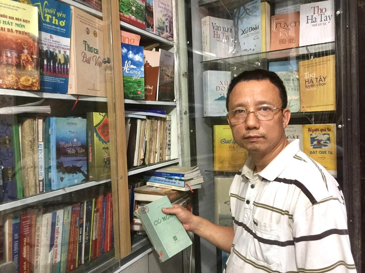Ông Nguyễn Mạnh Hùng bên kho sách về văn hóa, văn học xứ Đoài.