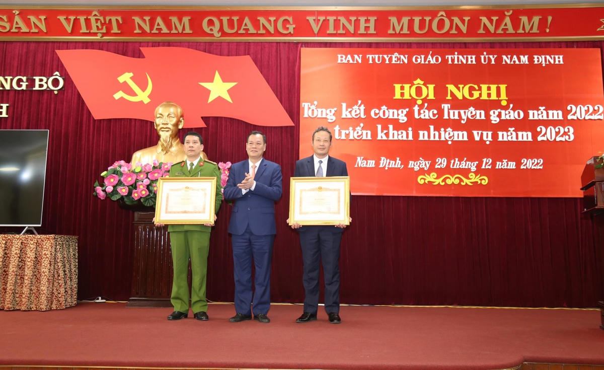 Phó Bí thư Nam Định: 'Đến với dân mà cứ com lê, cà vạt, lại hút xì gà thì hỏng rồi'