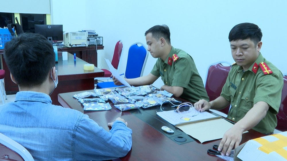 Các trinh sát kiểm tra tang vật, thiết bị tai nghe siêu nhỏ.Số tang vật, thiết bị thu được.