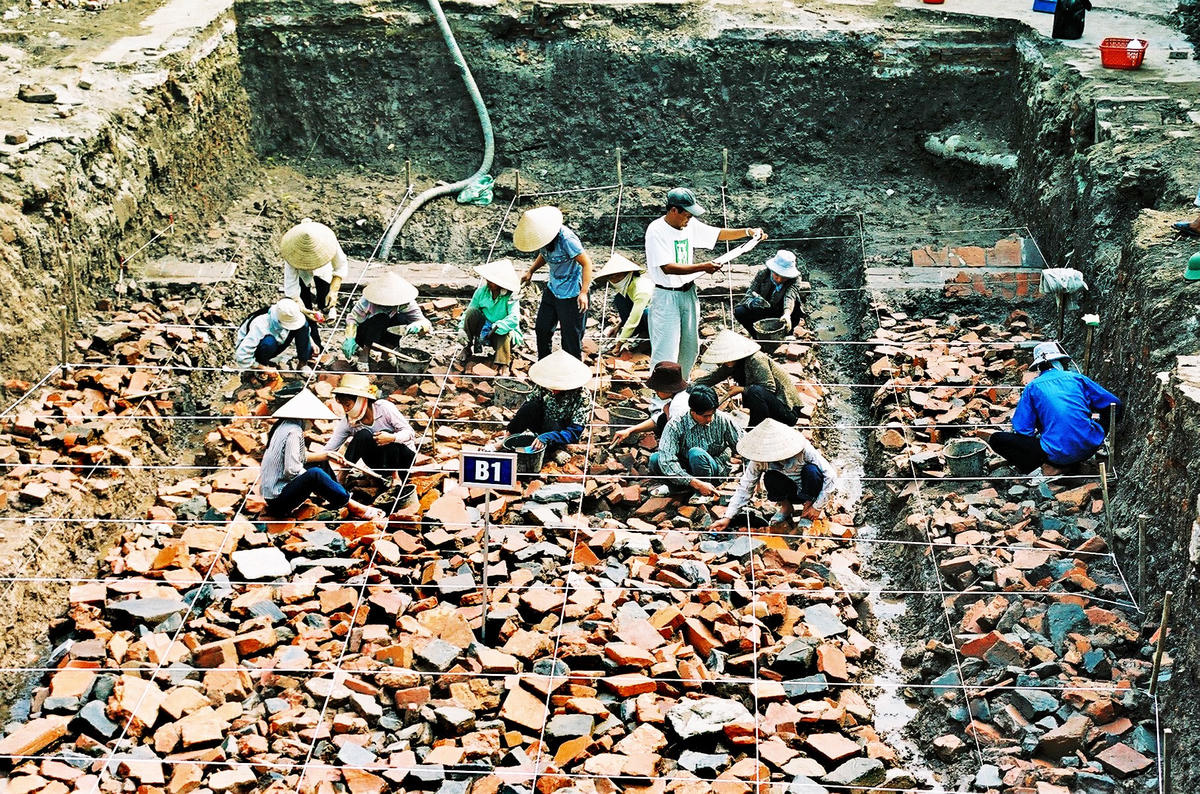 Nhiều cuộc khai quật khảo cổ học đã được tiến hành tại khu vực Hoàng thành Thăng Long.