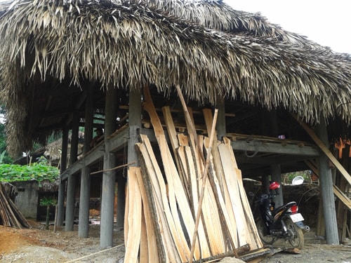 Một ngôi nhà sàn cột bê tông chưa hoàn thiện tại xã Chân Sơn, huyện Yên Sơn, Tuyên Quang.  