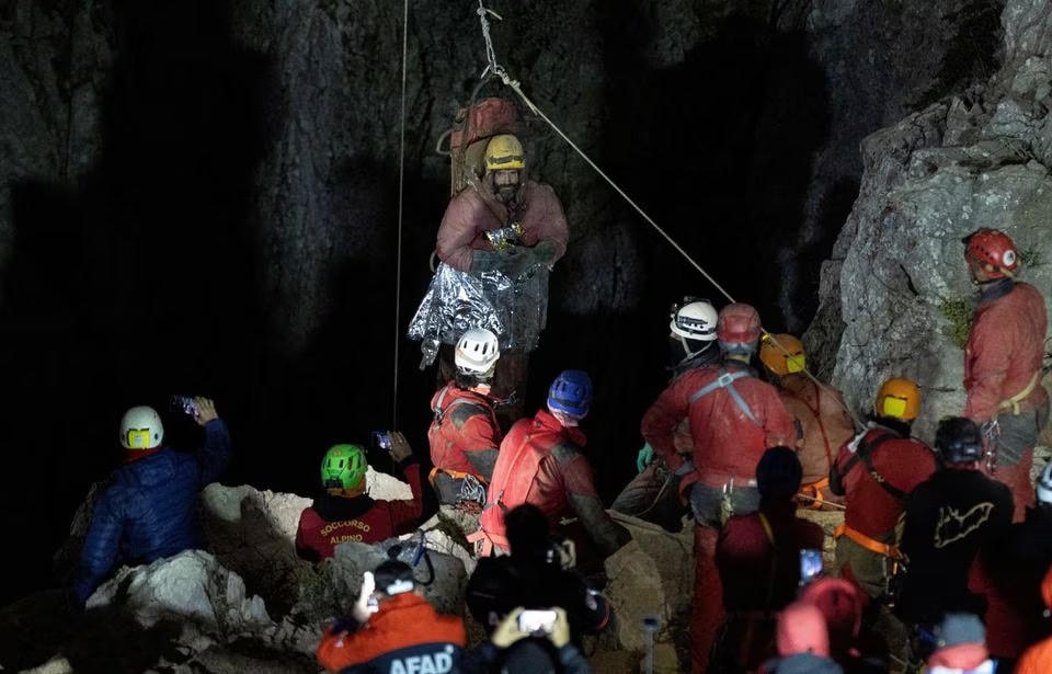 Nhà thám hiểm Mark Dickey được đưa lên khỏi miệng hang. Ảnh: Reuters.