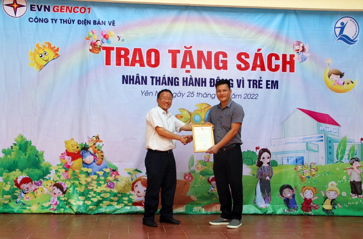 Và tặng sách nhân Tháng Hành động vì trẻ em tại xã Yên Na, huyện Tương Dương.