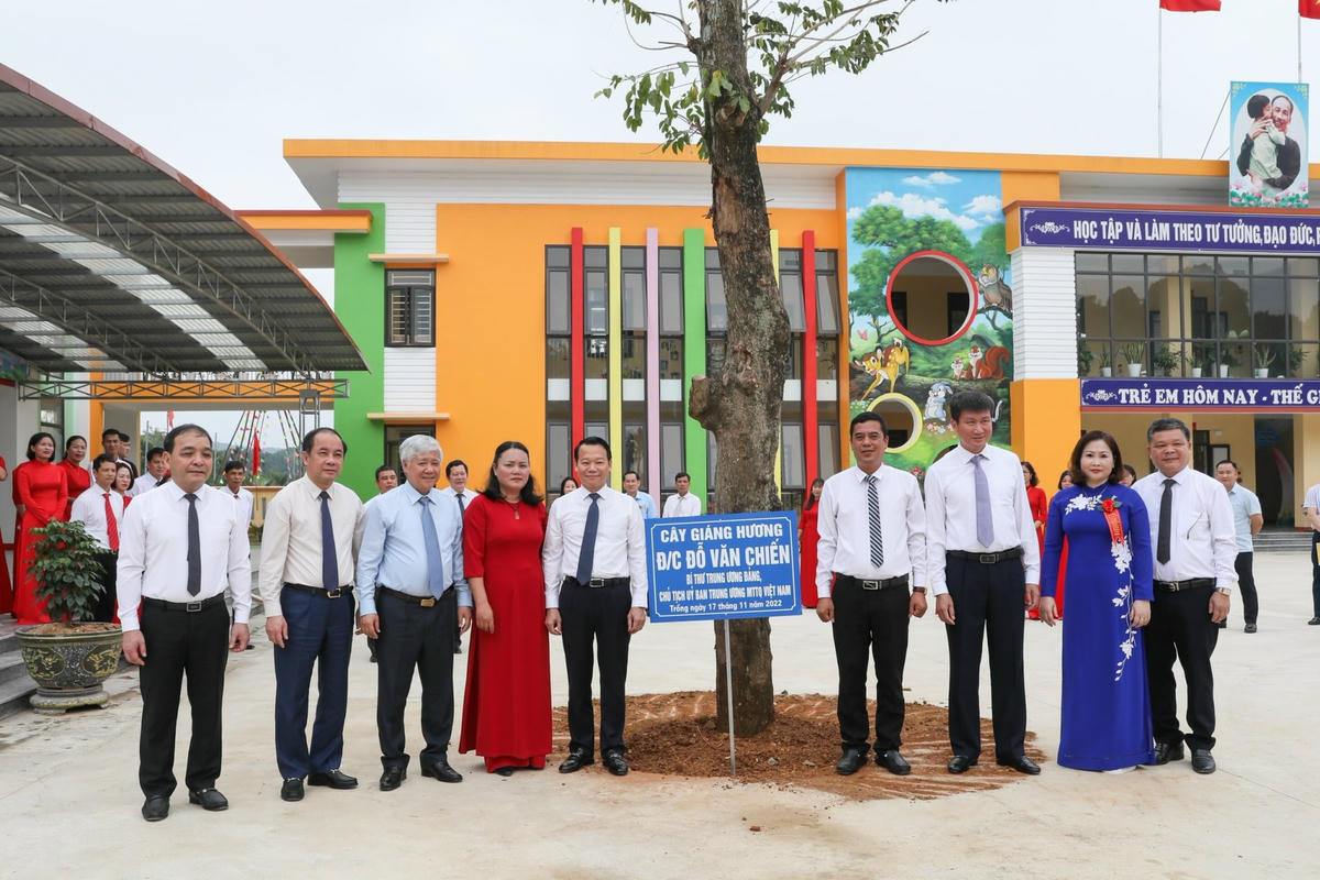 Chủ tịch Đỗ Văn Chiến trồng cây lưu niệm trong khuôn viên nhà trường.