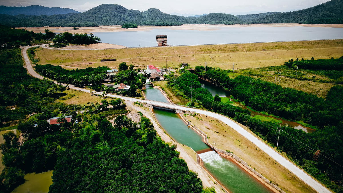 "Mặc dù nước tại hồ Kẻ Gỗ đã xuống thấp, tuy nhiên việc vận hành, điều tiết nước tưới cho vùng hạ du vẫn phải thực hiện. Mực nước cạn dần khiến quá trình vận hành, tưới tiêu gặp nhiều khó khăn. Nếu nắng hạn kéo dài có thể sẽ khiến mực nước trong hồ tiếp tục giảm trong thời gian tới", đại diện Công ty TNHH MTV Thủy lợi Nam Hà Tĩnh cho hay.