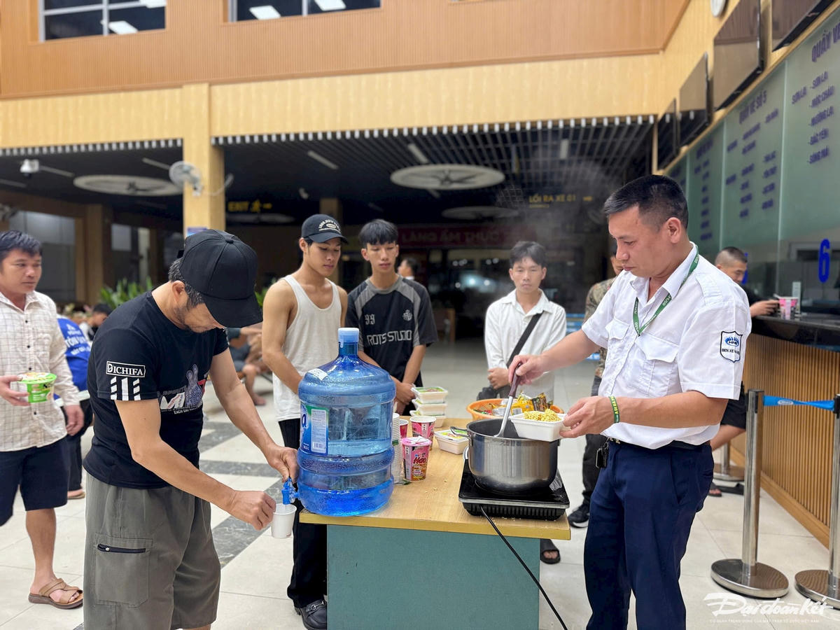 Các hành khách được hỗ trợ ăn uống, ngủ nghỉ tại bến xe Mỹ Đình vì bão số 3.