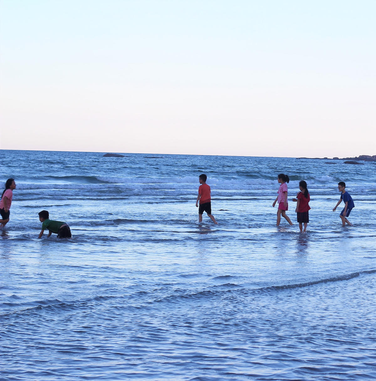 Rất đông trẻ em chơi dưới các bãi biển.