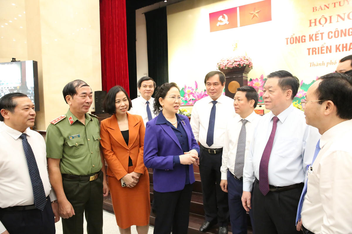 Ông Nguyễn Trọng Nghĩa, Bí thư Trung ương Đảng, Trưởng Ban Tuyên giáo Trung ương trao đổi cùng đại biểu bên lề Hội nghị. (Ảnh: Hồng Phúc).
