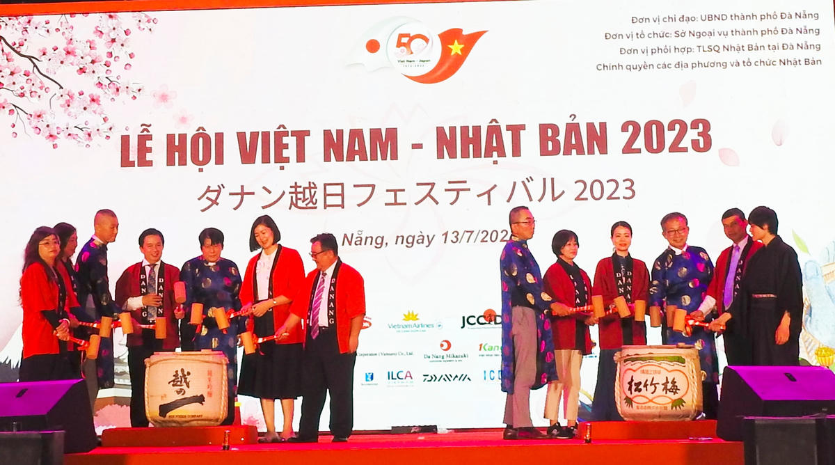 Nghi thức đập rượu hữu nghị tại Lễ hội. Ảnh: Thanh Tùng.