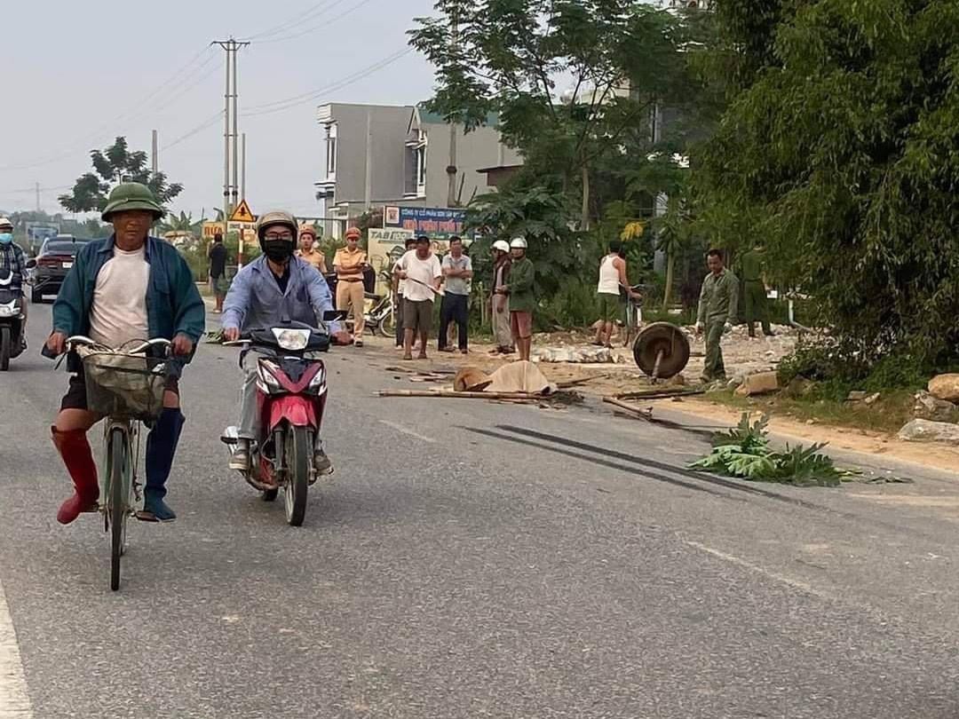 Một số người chứng kiến cho biết, tài xế xe tải đã rời khỏi hiện trường sau khi xảy ra tai nạn.