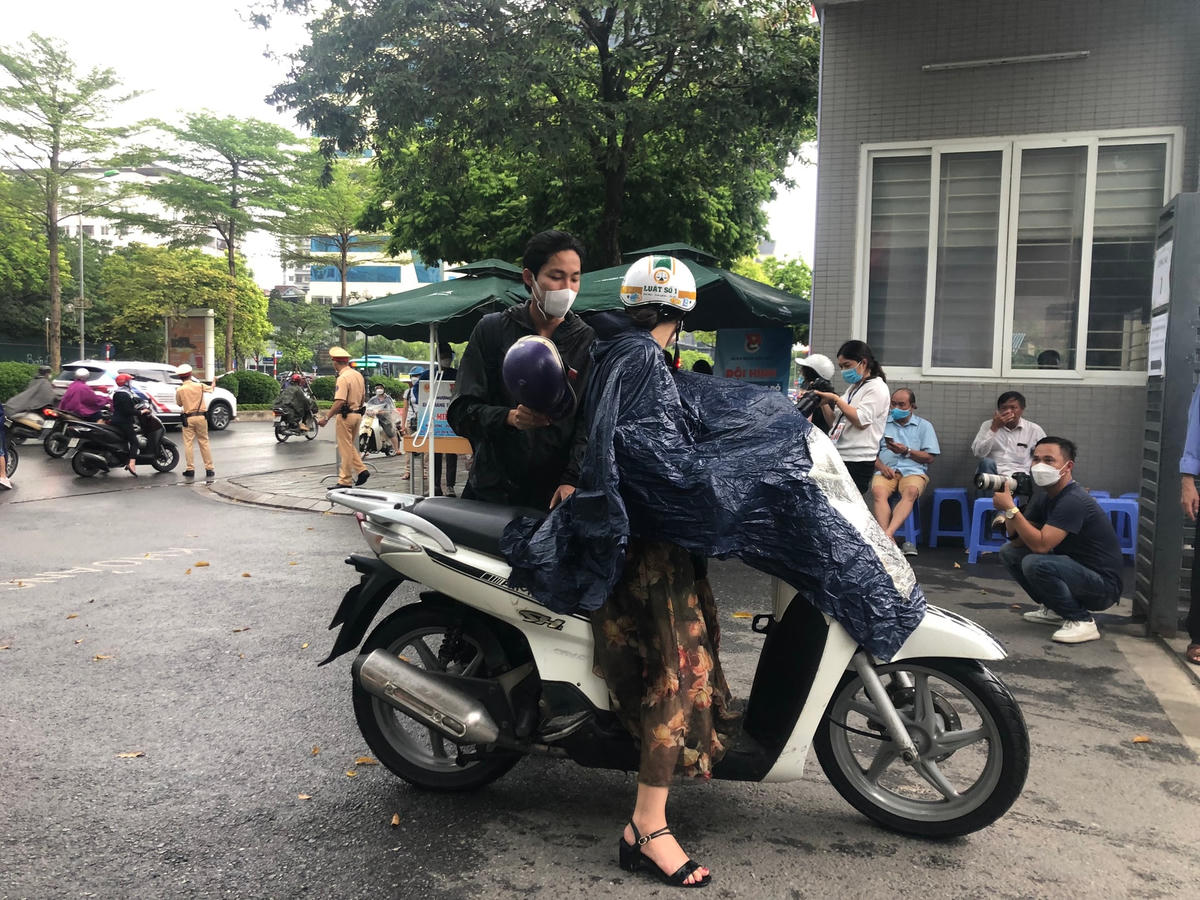 Trời mưa khiến cho phụ huynh và học sinh lỉnh kỉnh nhiều đồ đạc hơn.