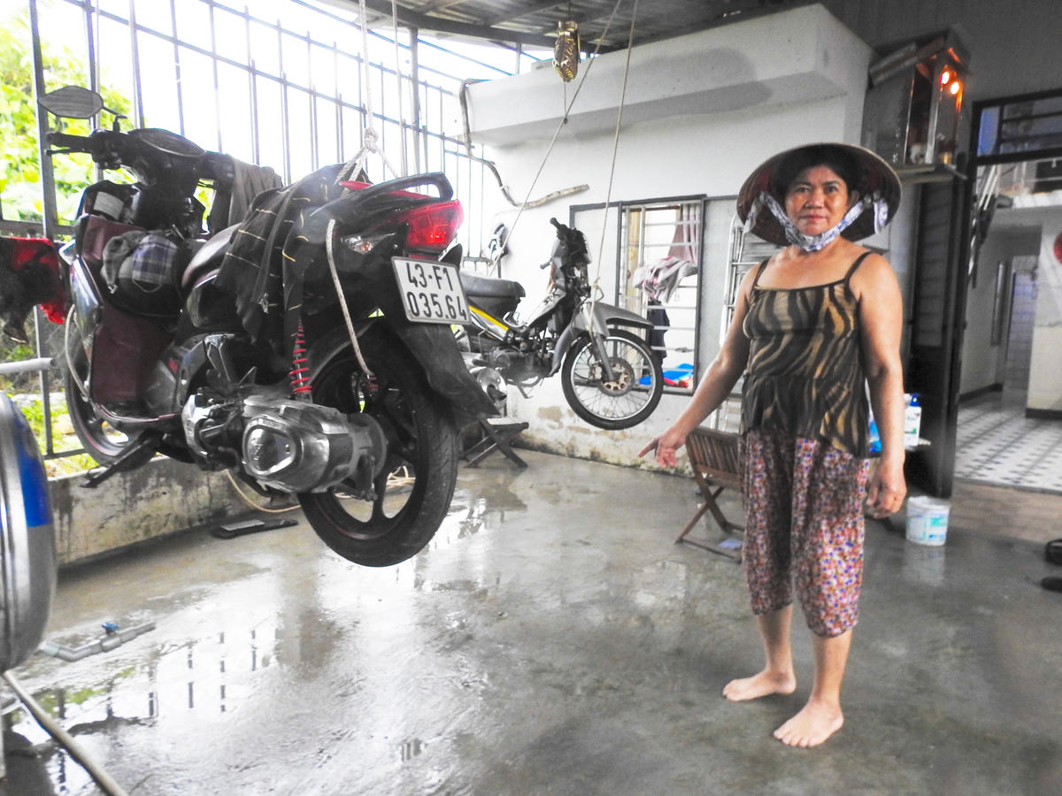2 chiếc xe máy trong nhà bà Nguyễn Thị Thanh Tâm (56 tuổi) vẫn phải treo cao đề phòng mưa lớn trở lại. Ảnh: Thanh Tùng.