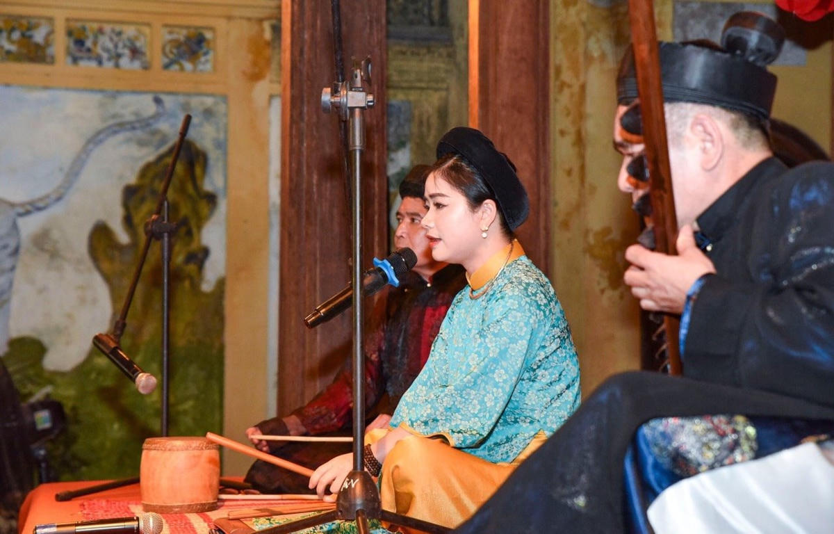 Ca nương Đinh Thị Vân biểu diễn nhạc phẩm ca trù “ Đào Hồng Đào Tuyết”