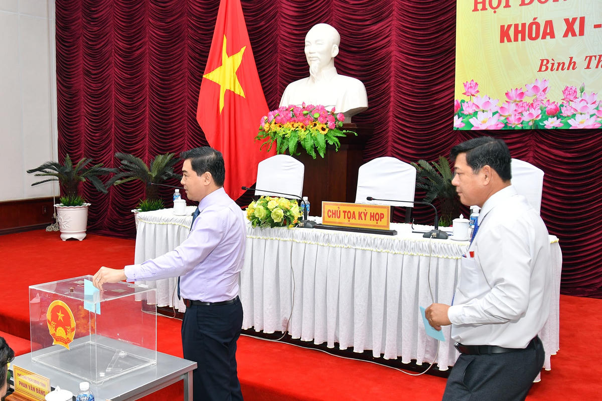 Các đại biểu bỏ phiểu bầu Chủ tịch UBND tỉnh Bình Thuận.
