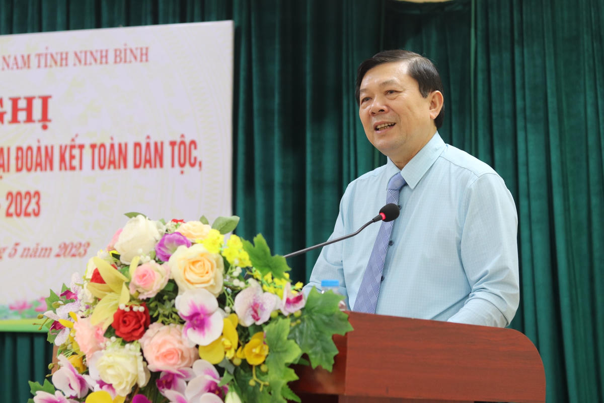 Phó Chủ tịch UBTƯ MTTQ Việt Nam Nguyễn Hữu Dũng biểu dương thành tích mà MTTQ các cấp tại Ninh Bình đã đạt được trong 20 năm thực hiện Ngày hội Đại đoàn kết toàn dân tộc.