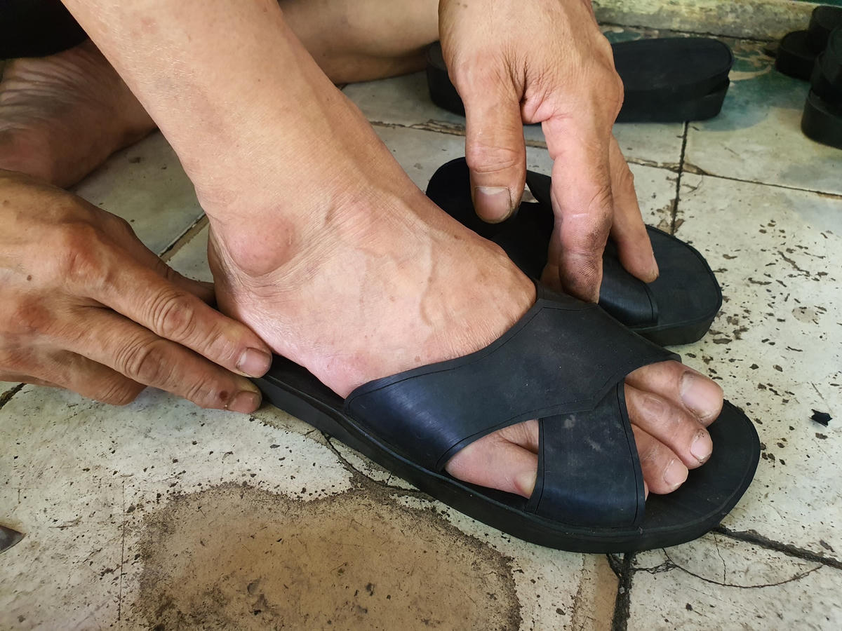 "Thời điểm cách đây 20 năm, dép lốp được ưa chuộng lắm, mỗi ngày tôi bán hàng trăm đôi dép đi khắp cả nước và xuất bán sang cả Lào, Campuchia… Gia đình tôi lúc đấy phải thuê thêm 4 – 5 thợ làm nữa cũng không đủ hàng giao cho khách", ông Dung cho biết.  