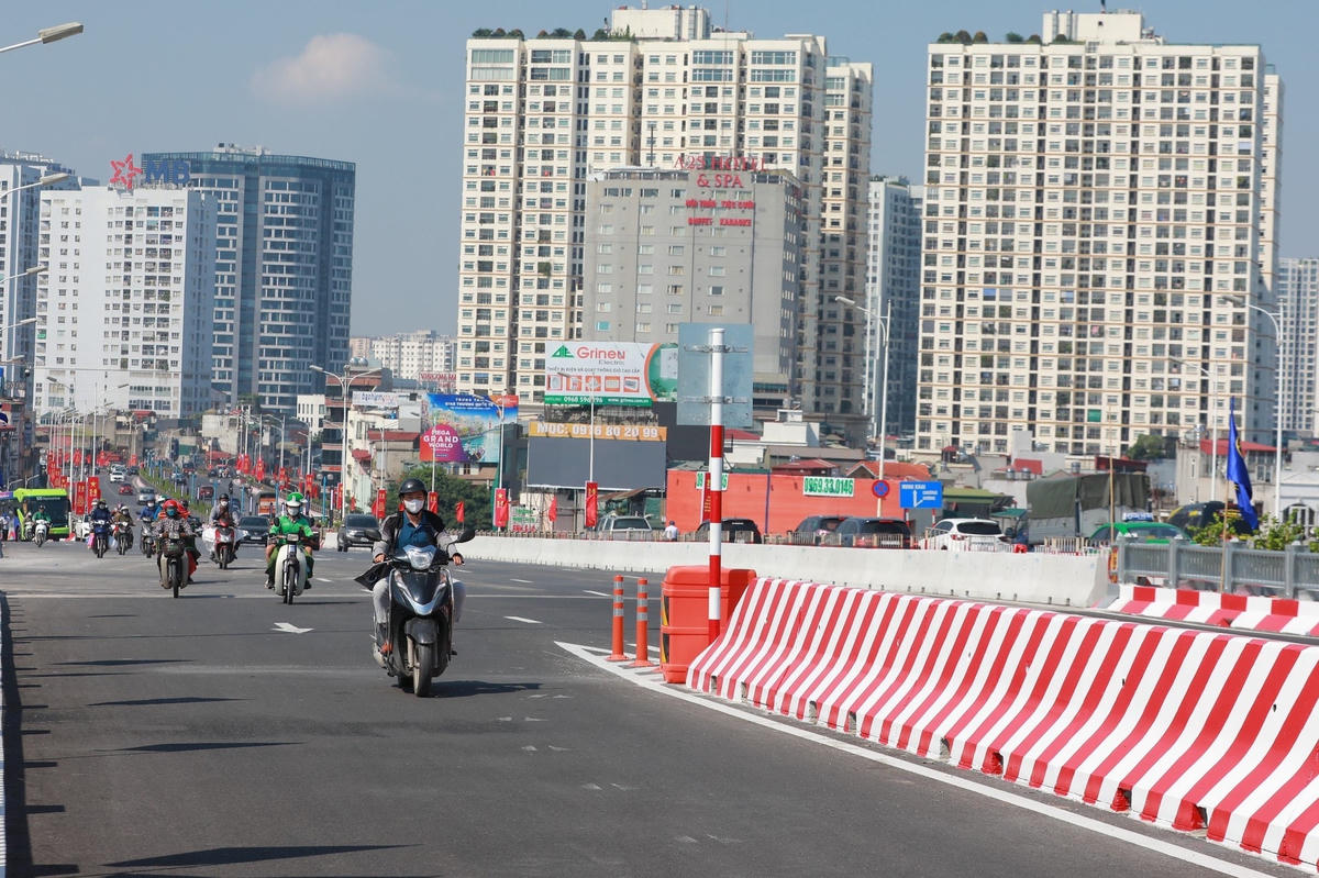 Cầu Vĩnh Tuy thoát cảnh ùn tắc sau thông xe