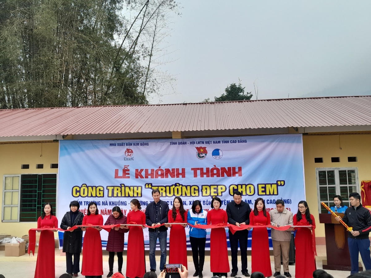 Cắt băng khánh thành 2 phòng học mới tại điểm trường Nà Khuông, Trường Tiểu học Lý Bôn, xã Lý Bôn, huyện Bảo Lâm, tỉnh Cao Bằng.