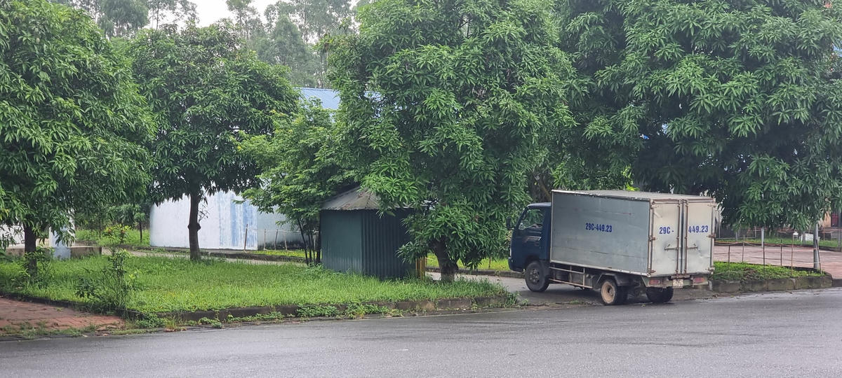 Nhiều lượt xe lưu thông qua lối mở thông ra phía sau khu trạm dừng nghỉ Km57 + 500. Ảnh: Hà An.