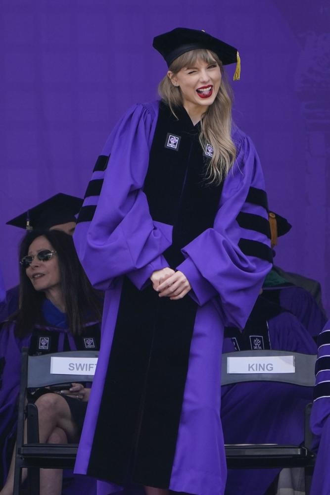 Taylor Swift giao lưu với đám đông trong buổi Lễ tốt nghiệp của Đại học New York.
