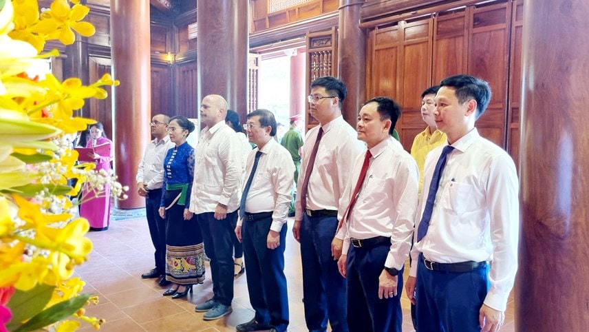Ủy viên Trung ương Đảng Cộng sản Cuba, Chủ tịch Ủy ban Bảo vệ Cách mạng Cuba, ông Gerardo Hernandez Nordelo cùng Đoàn công tác đã đến dâng hương, dâng hoa tại Khu di tích Quốc gia đặc biệt Kim Liên, Nam Đàn (Nghệ An). Ảnh: Điền Bắc.