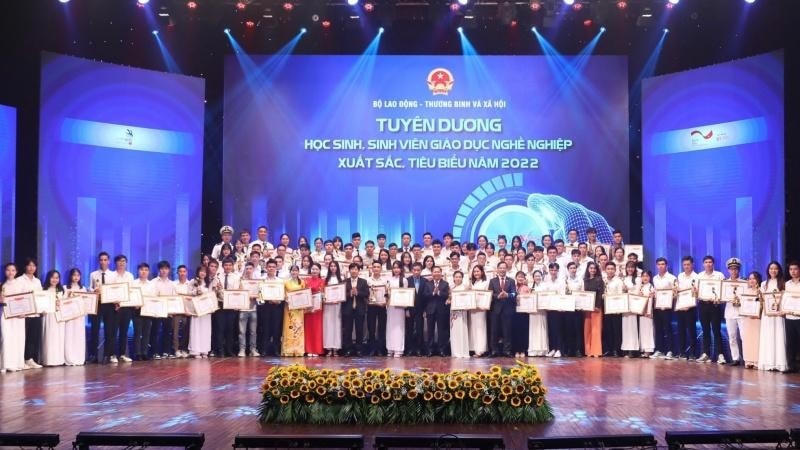 Tuyên dương 100 học sinh, sinh viên tiêu biểu, xuất sắc tại lễ kỷ niệm.