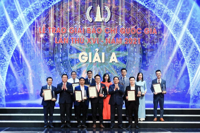 Các tác giả, đại diện nhóm tác giả nhận giải A Giải Báo chí Quốc gia 2021.