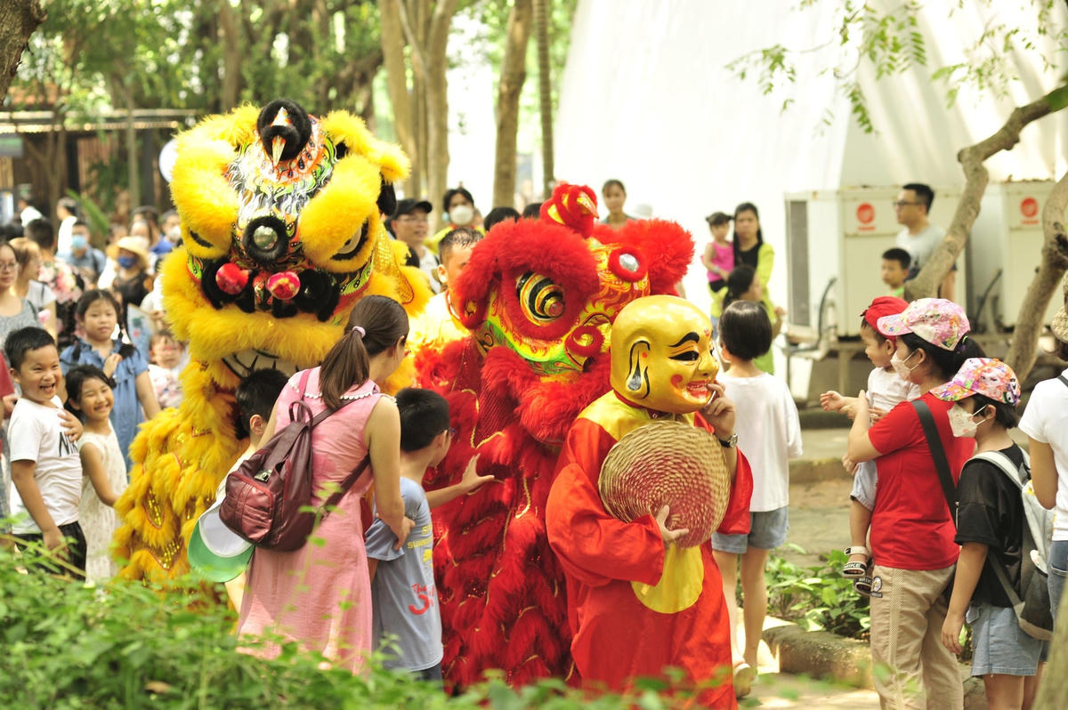 Đoàn lân sư trình diễn vòng quanh bảo tàng. Ảnh: BTDTH. 