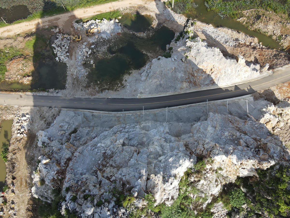 Được biết, để xây dựng cây cầu vượt và đường dẫn, đơn vị thi công đã xẻ đôi núi Giếng tại thôn Bái Sơn (xã Hà Tiến). Sau nhiều tháng đưa vào sử dụng, từ sự phấn khởi ban đầu, người dân đã dần tỏ ra bất an khi ở trên đỉnh đồi, còn rất nhiều tảng đá lớn, có nguy cơ đổ ập xuống đường vào bất cứ thời điểm nào.