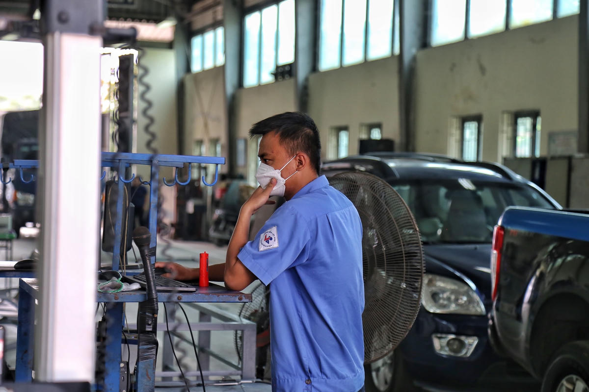 Hà Nội: Vừa hoạt động trở lại, Trung tâm đăng kiểm lại ùn ứ