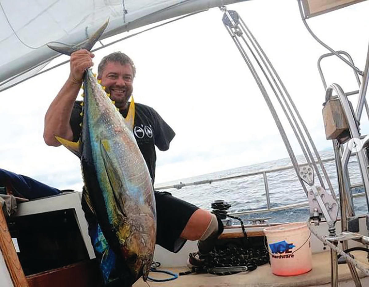 Anh Dustin Reynolds trong chuyến đi vòng quanh thế giới bằng thuyền.