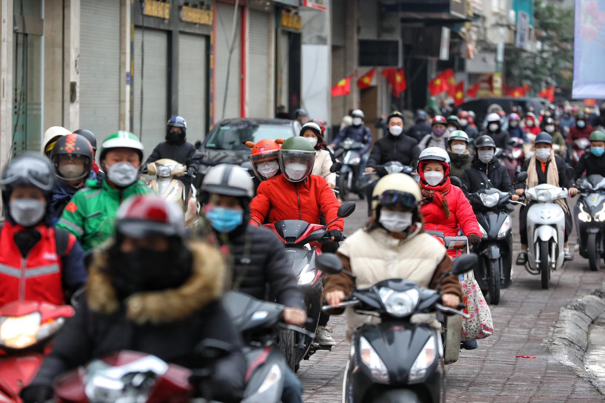 Hàng dài phương tiện đi trên vỉa hè gây mất ATGT tại đường Nguyễn Xiển.