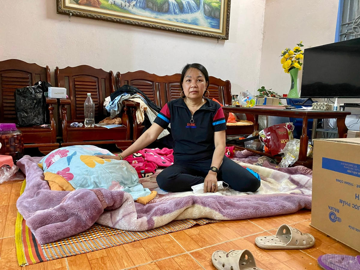 Căn nhà trọ chật chội không đủ để kê 1 chiếc giường nằm tử tế khiến cuộc sống sinh hoạt của gia đình bà N. vô cùng bất tiện.