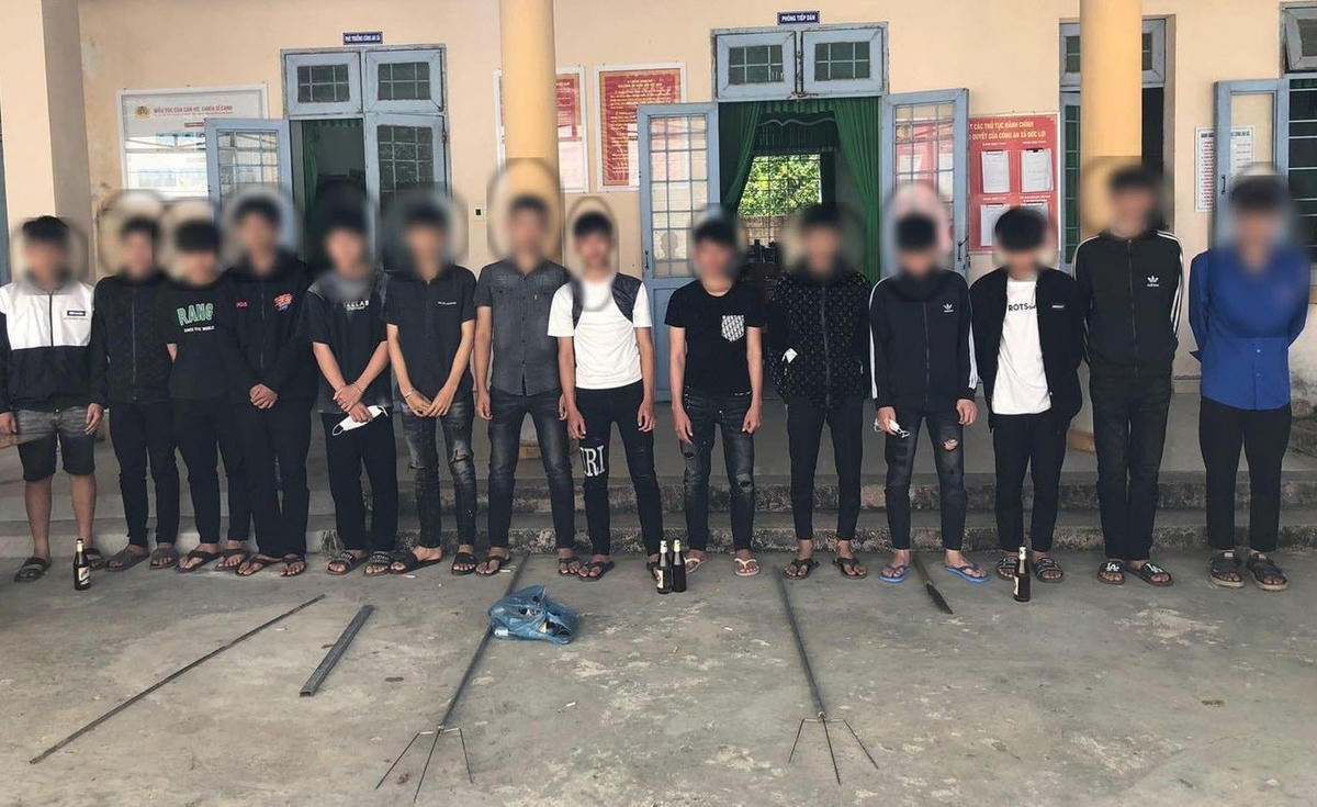 Nhóm thanh thiếu niên tại cơ quan điều tra.