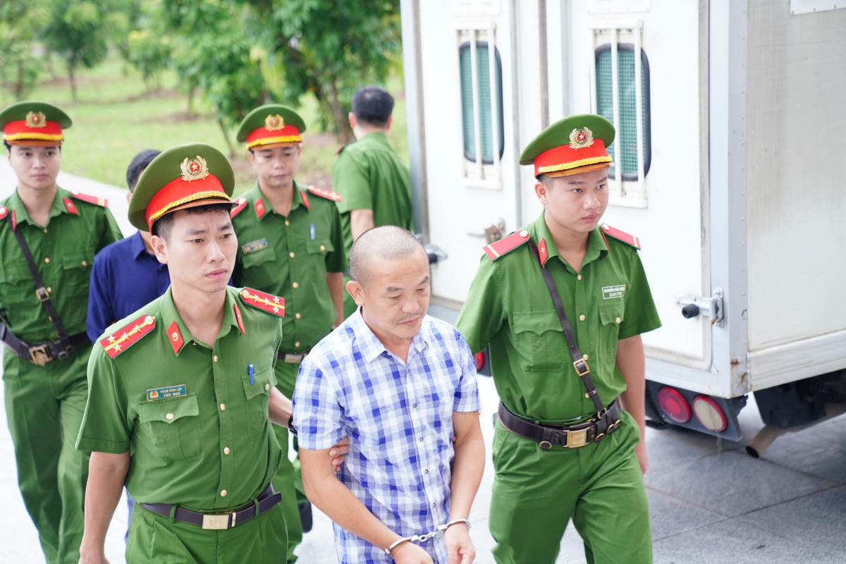 Từ chỉ đạo của ông Chung, giai đoạn 2016 - 2019, Ban Duy tu các công trình kỹ thuật đô thị thuộc Sở Xây dựng không tổ chức đấu thầu mà ký hợp đồng đặt hàng trực tiếp với Công ty Công viên Cây xanh Hà Nội (Công ty Cây xanh) và Công ty Sinh thái Xanh. Sau đó, các bị can đã nâng khống giá cây, gây thiệt hại tổng cộng hơn 34,7 tỷ đồng.