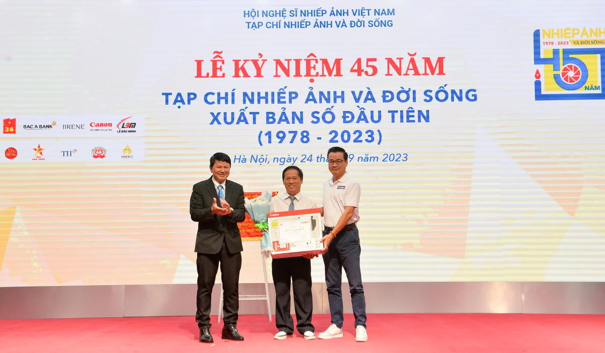 NSNA Đoàn Hoài Trung, Chủ tịch Hội Nhiếp ảnh TP Hồ Chí Minh và nhà báo Thái Ngọc Sơn, Trưởng Đại diện VP tạp chí tại TPHCM trao giải cuộc thi “nhiếp ảnh và đời sống” cho đại diện các tác giả.