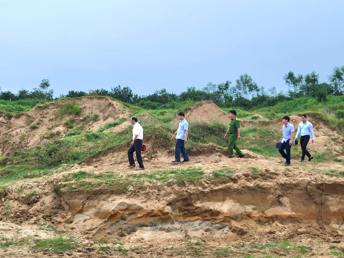 Sau đó, vào chiều 14/9, Phòng TNMT huyện Thọ Xuân đã phối hợp với UBND xã Xuân Hồng ghi nhận thực địa, đánh giá khối lượng cát mà người dân đã xúc đi. 