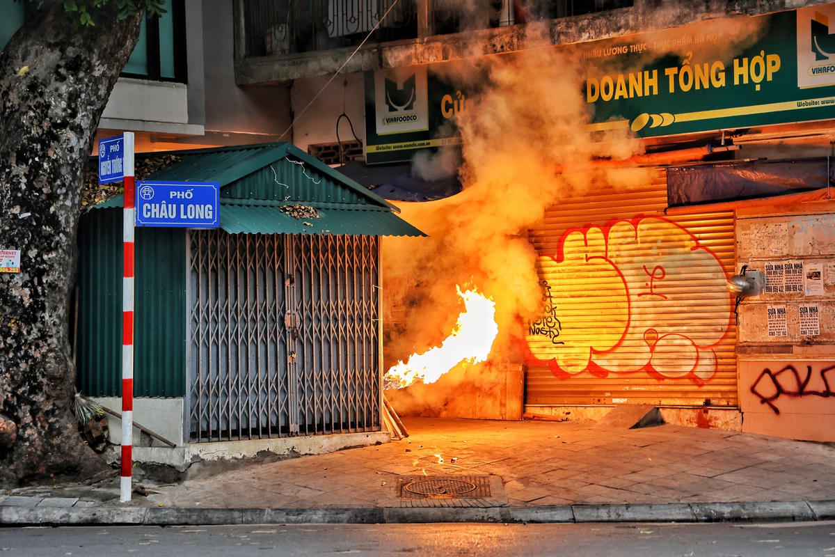 Diễn tập phương án chữa cháy và cứu nạn, cứu hộ phối hợp nhiều lực lượng, phương tiện tại chợ truyền thống Châu Long dựa trên tình huống giả định do sơ xuất trong việc sử dụng thiết bị điện nên đã gây ra cháy tại cửa hàng tạp hóa số 50 Châu Long.