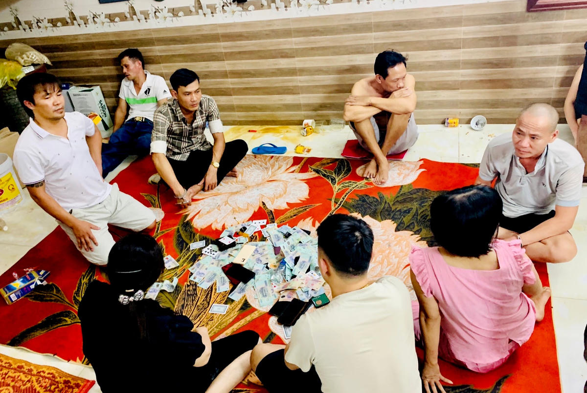 Các đối tượng bị lực lượng Công an tỉnh Hà Tĩnh phát hiện khi đang tổ chức đánh bạc.