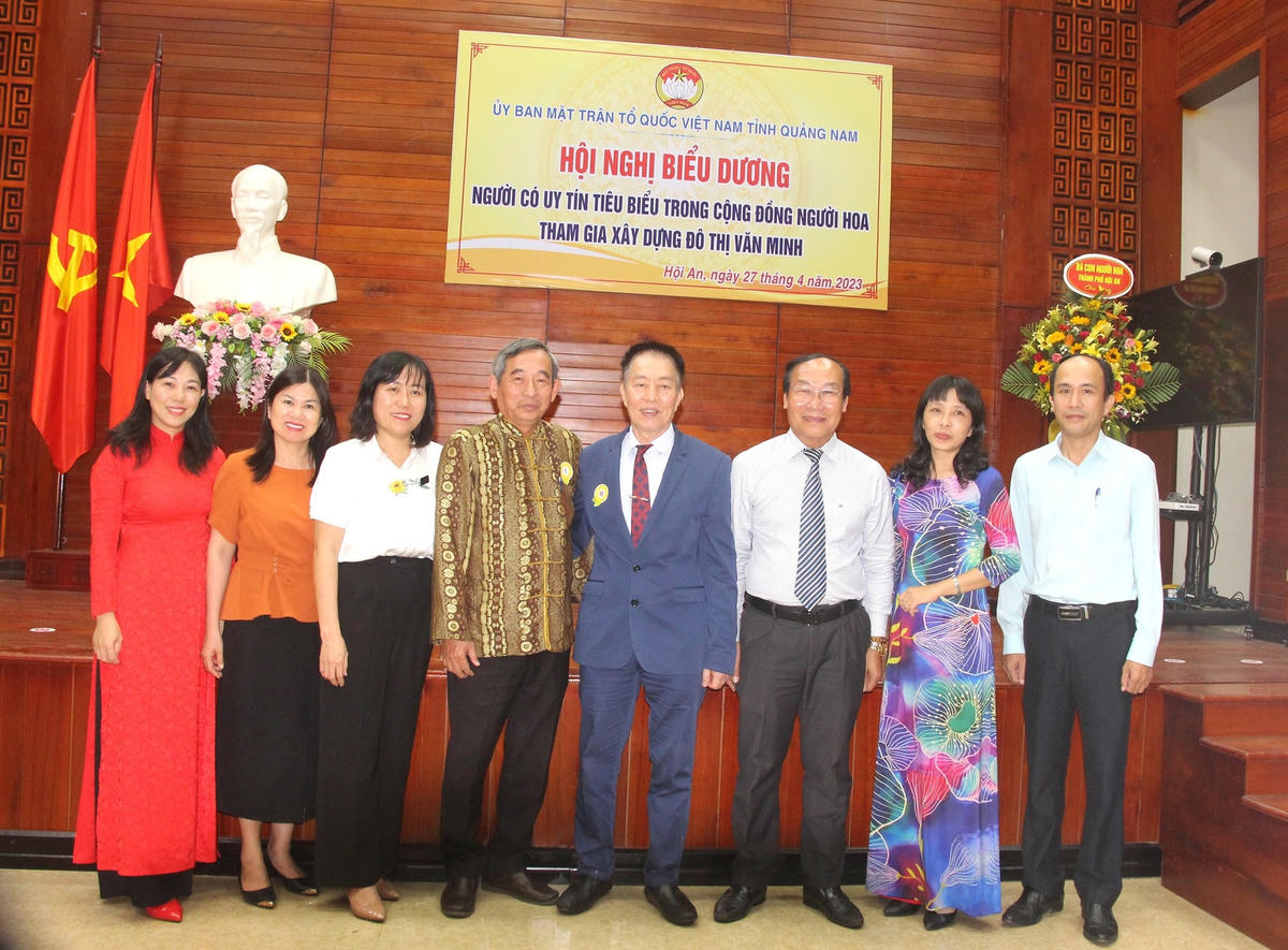 Các đại biểu chụp ảnh lưu niệm tại Hội nghị.