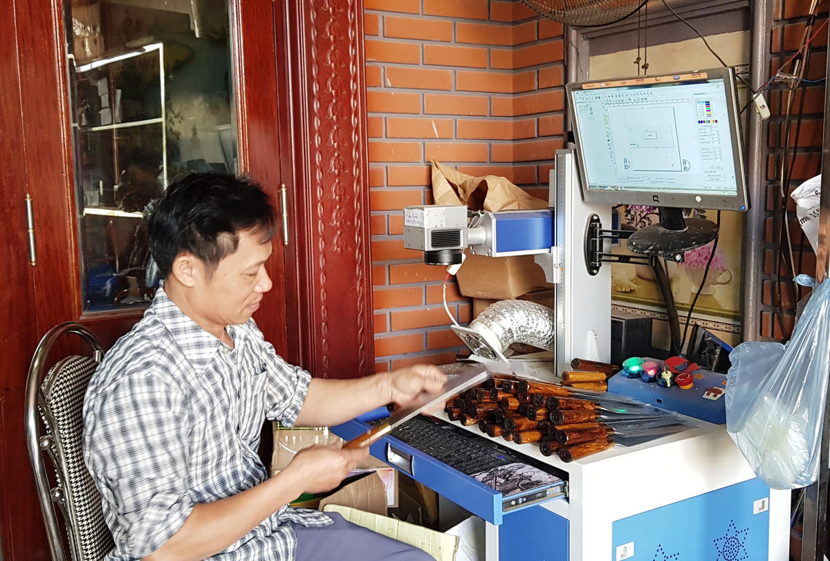 Người dân làng rèn đã biết áp dụng công nghệ vào sản xuất và thương mại.  
